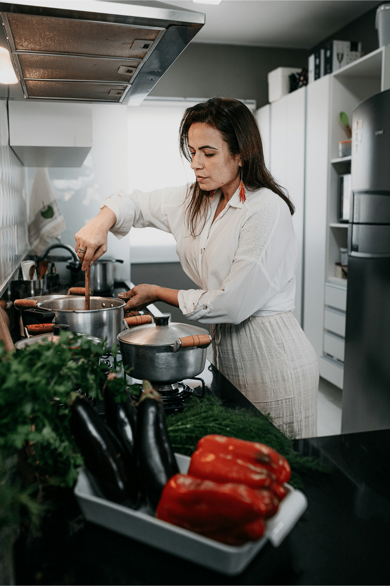 Portrait de Camille Durand, souriante dans sa cuisine lumineuse